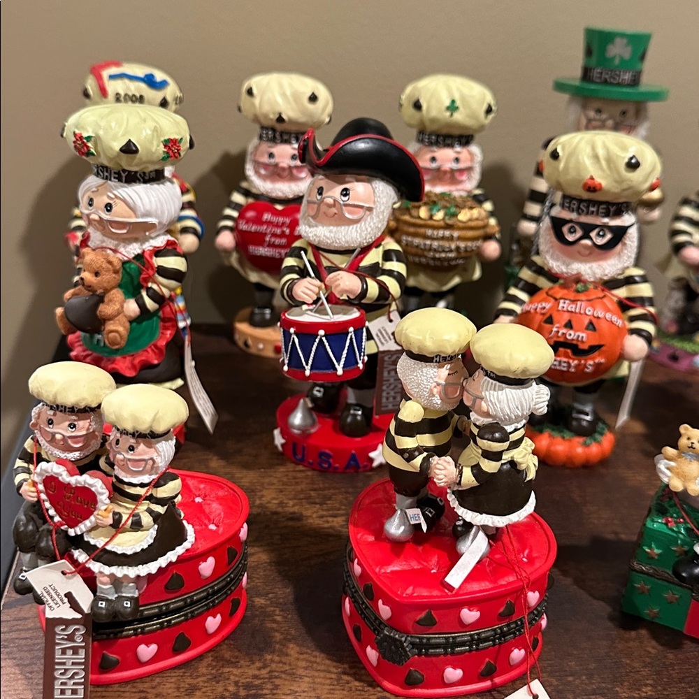 Hershey Figurine Set Festive